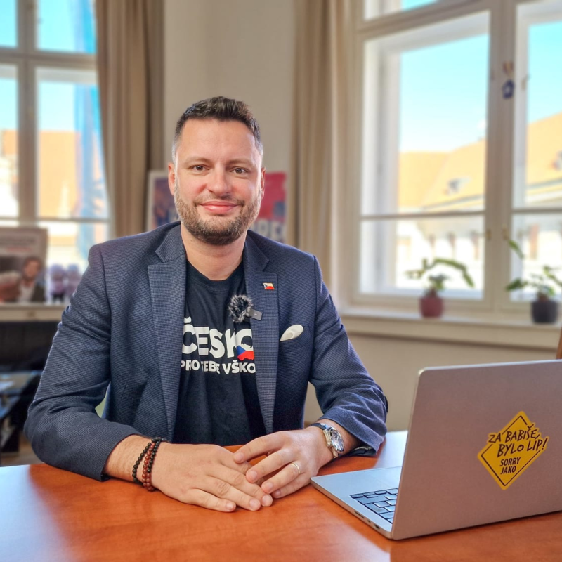 Obrázek epizody Je to konec Pekarové? Koalice opět rozhádaná. Daň z nemovitosti narostla i o 80 %. | Čau Praho! #83