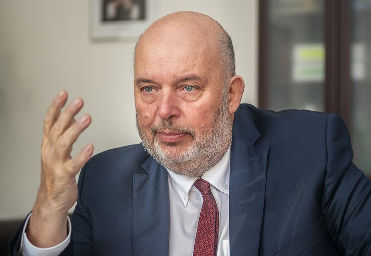 Miroslav Toman /ČSSD/: Obchodní přirážky řetězců jsou někdy příliš velké a tím znevýhodňuji české producenty. Poslední příklad je u brambor, které zemědělci prodávali za tři koruny a v obchodě pak stály až dvacet