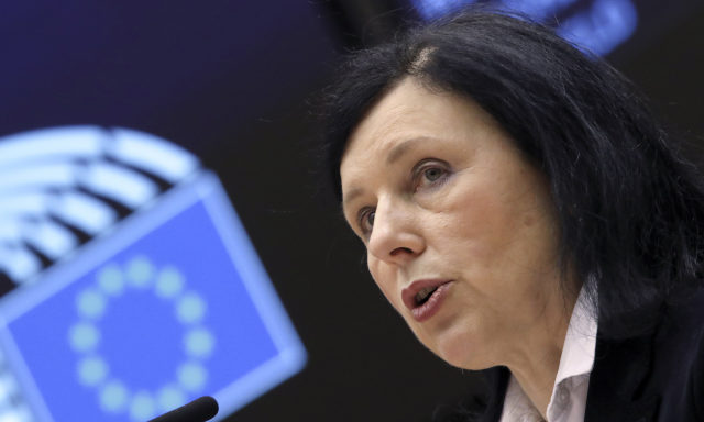 Obrázek epizody Je to mrzuté a reputačně to nepomáhá, řekla k vládní krizi v Česku eurokomisařka Věra Jourová