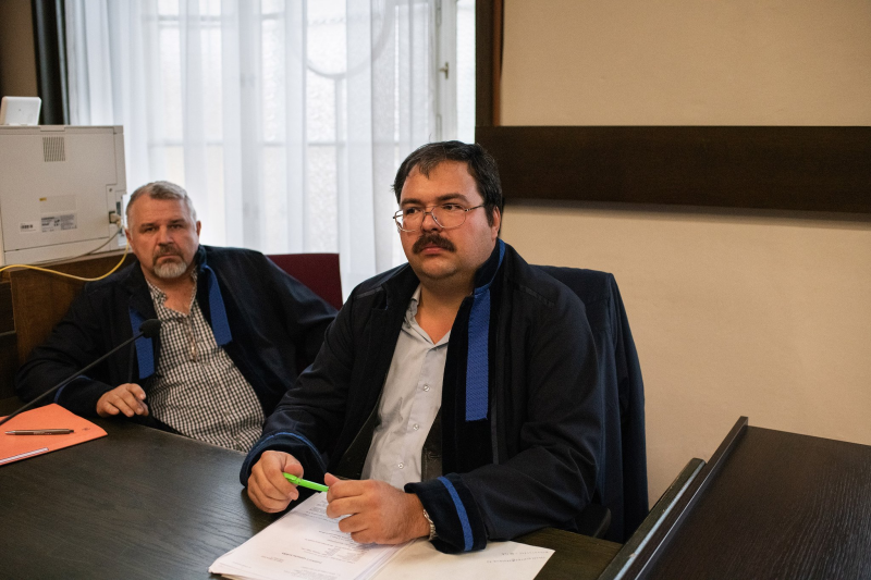 Obrázek epizody Norberte, konej! Obhájce dezinfoscény spojuje víru v konspirační teorie s novou církví