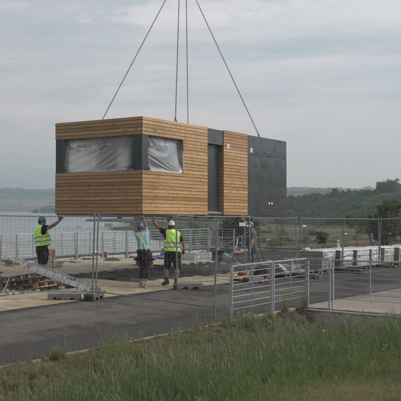 Obrázek epizody Nad hlavní pláží jezera Most jsou již první modulové stavby.