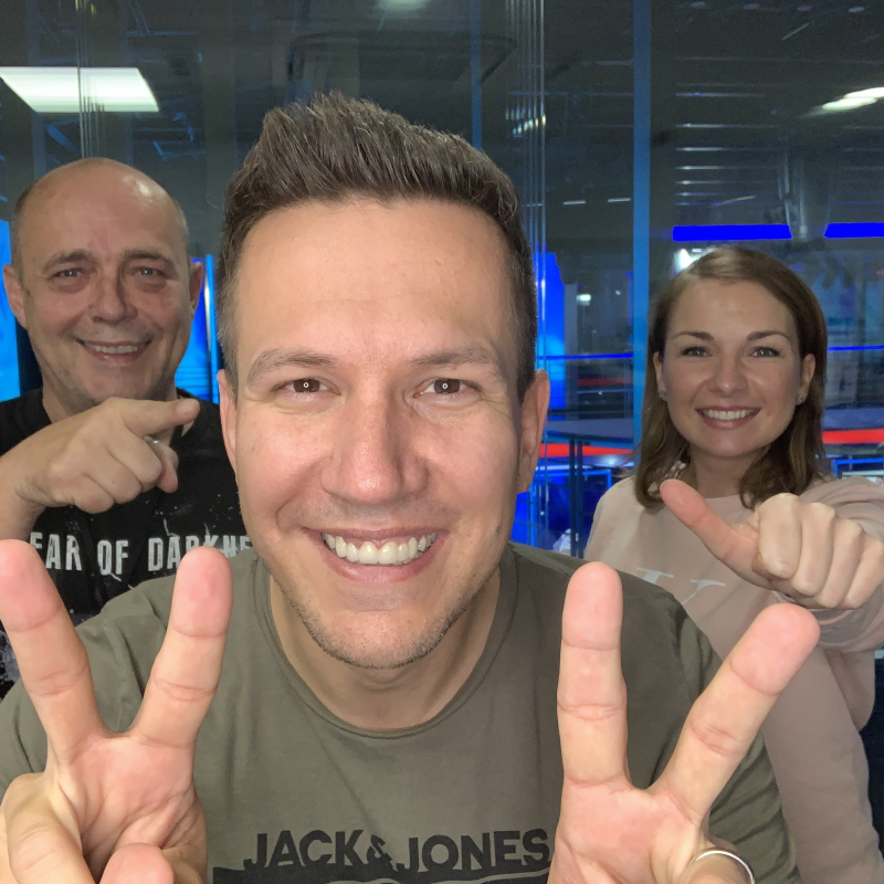 Obrázek epizody RANNÍ KISS - YesMan - Romanova politická strana