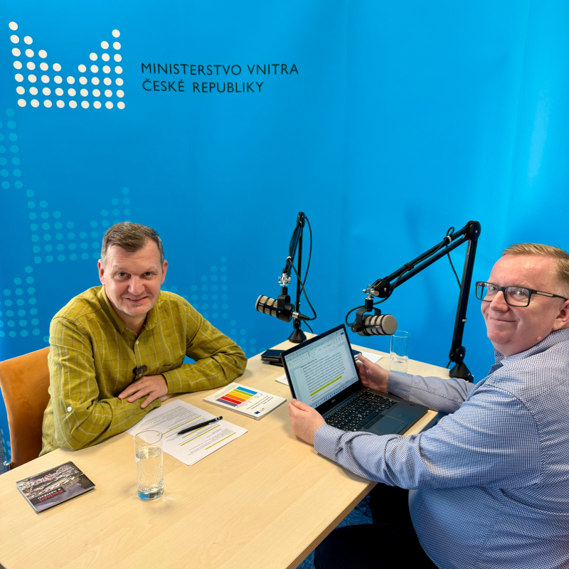 Obrázek epizody Security Briefing Special (MV ČR): Co dělá krize s lidskou psychikou (a proč na to nejsme připravení) | Štěpán Vymětal