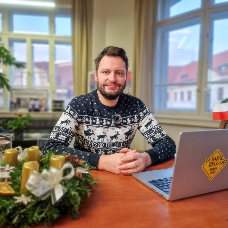 Obrázek epizody Vládě už lidi nevěří. Káže úspory, rozhazuje miliardy. Volby by vyhrálo ANO. Čau Praho! #61