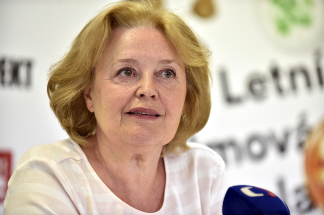 Obrázek epizody Političtí šašci jsou potřební, protože řeknou naplno jak to je, ale nemůžou být králem, řekla ke slovenské politické krizi Magda Vašáryová