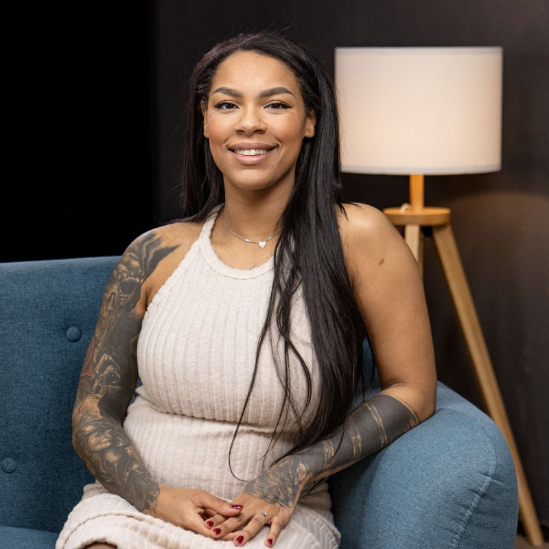 Obrázek epizody Těhotná Angie z Like House promluvila o mateřství, vztahu s Pepou Kůrkou i touze být bílá