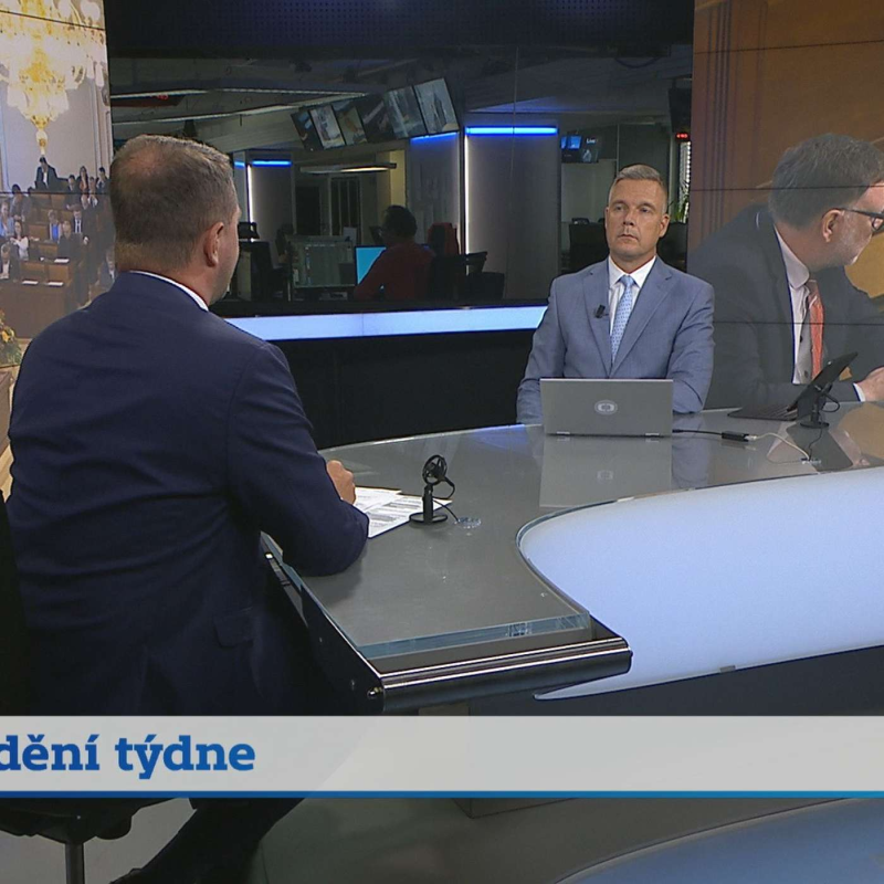 Obrázek epizody Co přinesl týden v politice: jednání sněmovny před prázdninami, jednotné měsíční hlášení, konec některých členů SOCDEM (27. 6. 2025)
