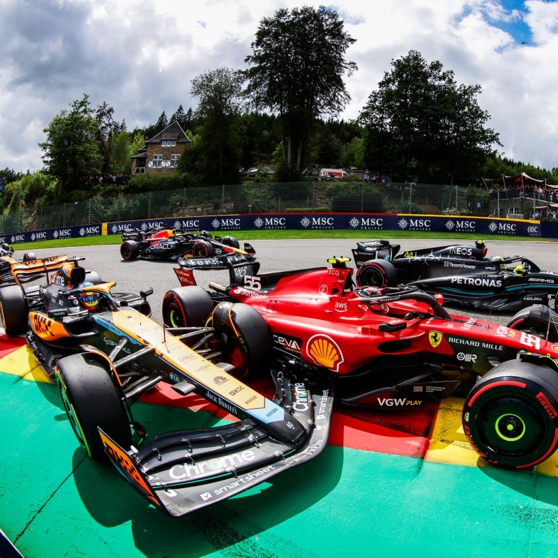 Obrázek epizody Zmätený Sainz, Alpine v rozklade a šéf Pirelli kritizuje Pirelli | EisKing DEBRIEFING 13/23