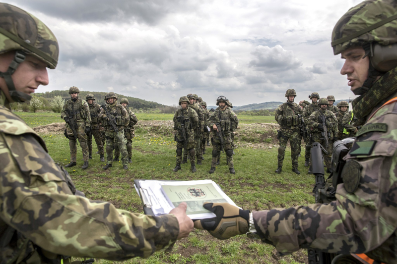 Obrázek epizody Povinná vojna Česko v dohlednu nečeká. Není kapacita ani vůle