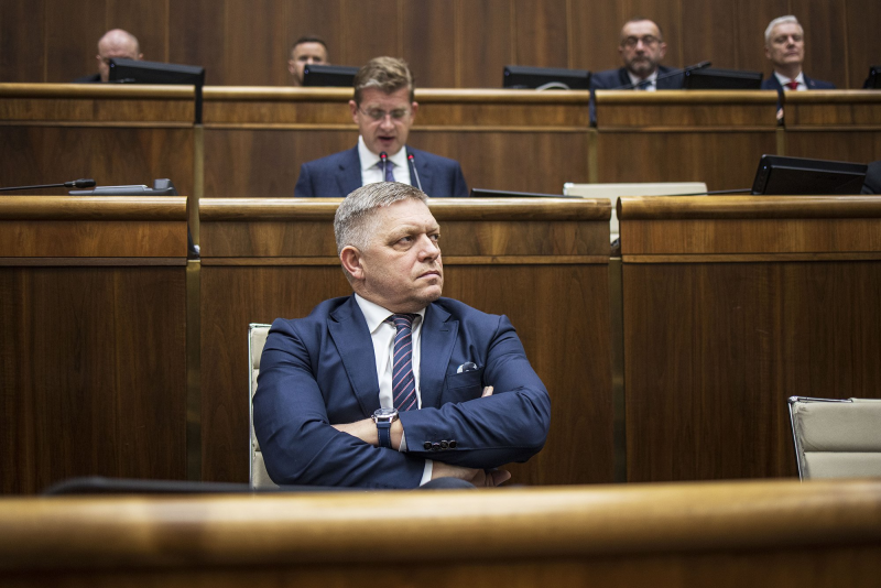 Obrázek epizody Je důležité, že politici Fica přijali. Lidé ho však před sídlem vlády vypískali