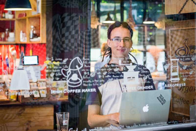 Obrázek epizody Matouš Vinš: „Na cestách mě nejvíc baví setkání s lidmi. Pokaždé mám pocit, že větší blázni už snad nemůžou svět brázdit, a vždycky mě někdo překvapí.”