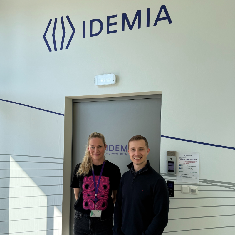 Obrázek epizody Svítící karta a trendy ve světě plateb s Lucií Andrlíkovou z IDEMIA