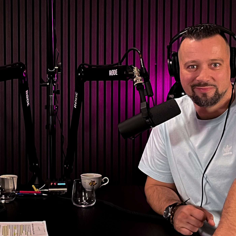 Obrázek epizody Michal Kavalčík - Tvůrce Rudy z Ostravy, známý bavič, herec a moderátor