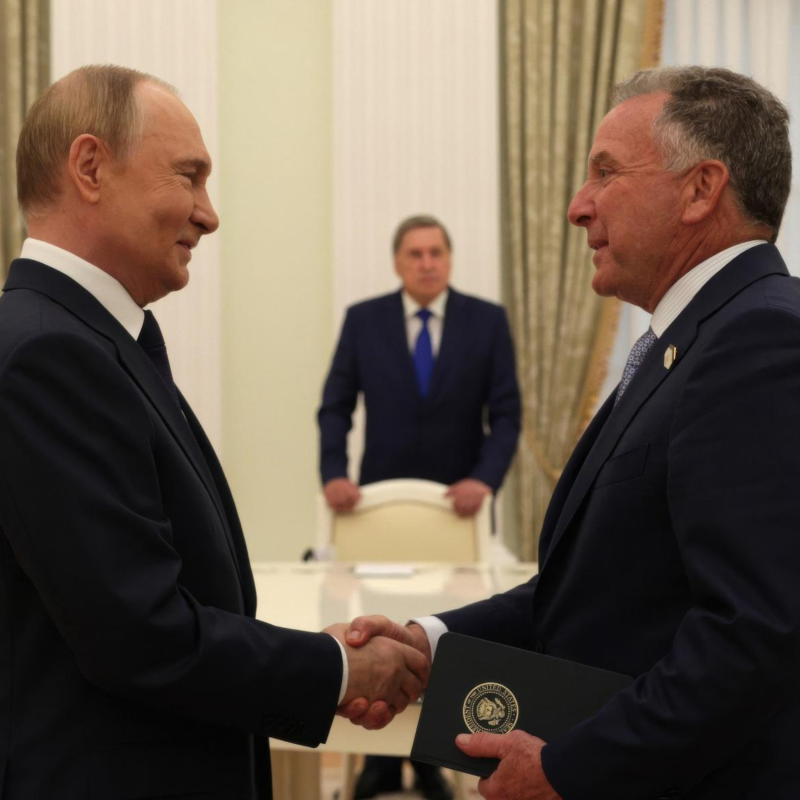 Obrázek epizody V postoji k Ukrajině mluví za Američany ne slova, ale činy. Ty jsou i přes cestu do Kyjeva minimální
