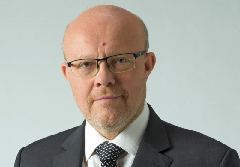 Vlastimil Válek /TOP 09/: Jedna ze zásadních potíží je, že ministerstvo zdravotnictví se ke covidu chová jinak, než k dalším infekčním chorobám. Je to jedna z vážných infekčních nemocí a musíme se k ní chovat třeba jako k tuberkulóze