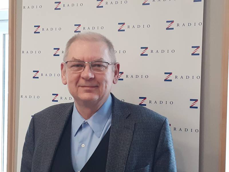 Obrázek epizody Hranice lidského poznání jsou nekonečné, i když na to zatím máme velmi krátké časové okno. Kvůli koronaviru obžila spolupráce mezi vědeckými týmy a tah na bránu, říká vědec a předseda Grantové agentury ČR Jaroslav Koča