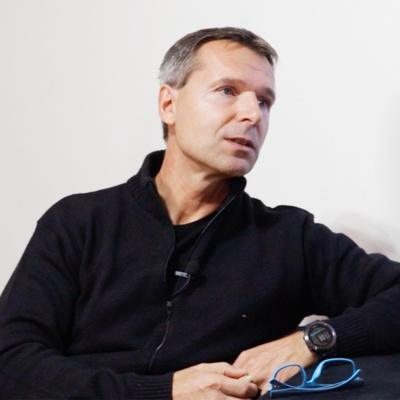 Obrázek epizody Z Číny stáhli výrobu zpět do Česka. Je tam nedostatek pracovní síly, říká výrobce sportovních potřeb