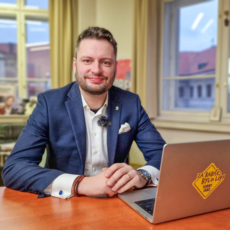 Obrázek epizody Česko je v recesi. Stanjura nakupuje benzinky za miliardy. Chce výpovědi bez důvodu. | Čau Praho! #69