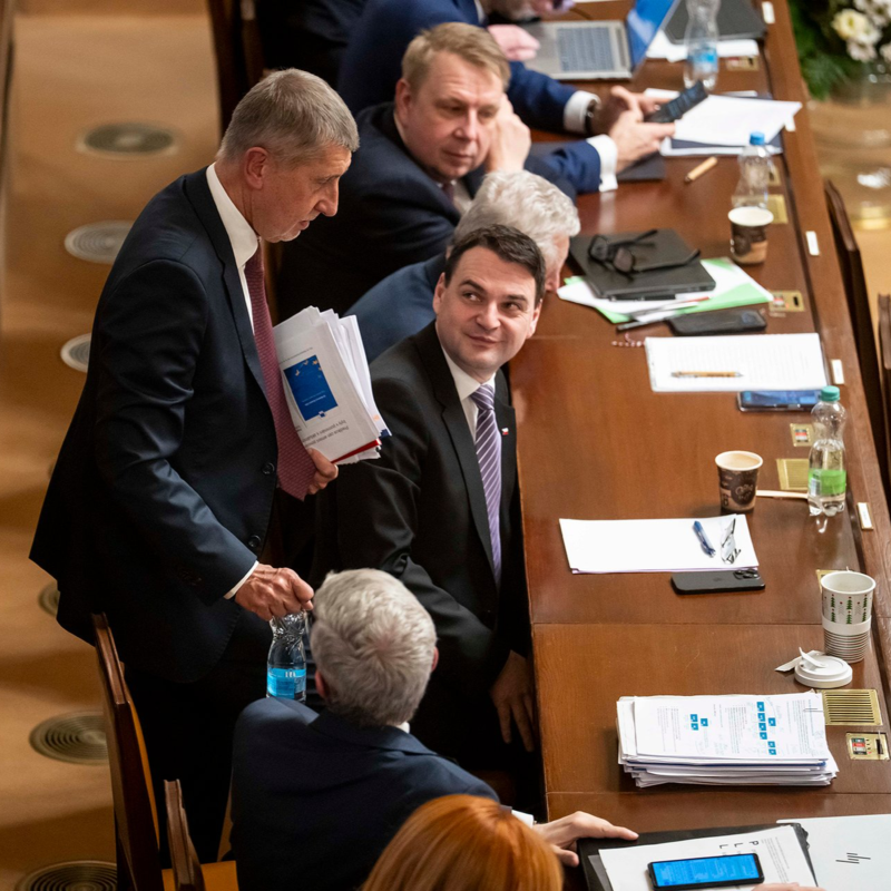 Obrázek epizody Premiér usíná, Macinka si dobírá EU, Piráti už nechodí pozpátku. Sněmovna dál jedná o důvěře vládě