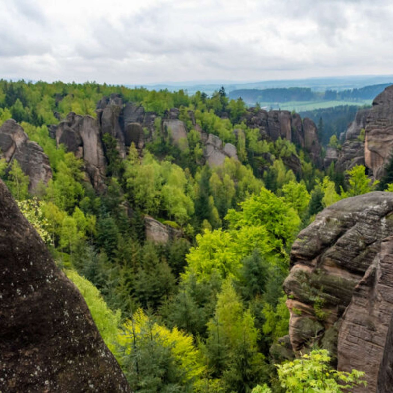 Obrázek epizody Vzhůru do Královéhradeckého kraje: Skály vás ohromí, v Babiččině údolí se ocitnete v románu z povinné četby