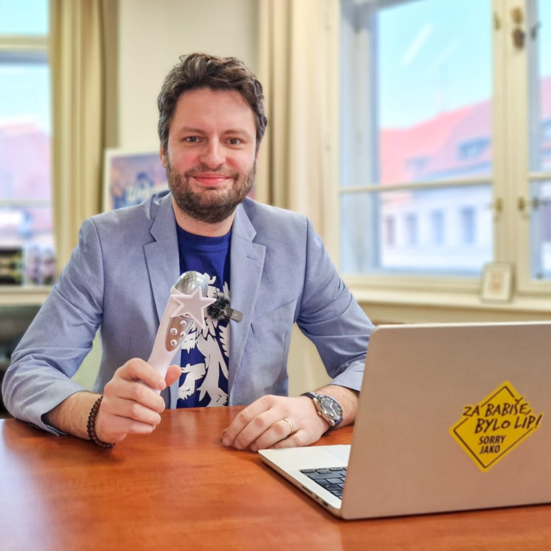 Obrázek epizody Fialův zapomenutý milion v pochybné záložně. Prezidenta už po roce práce nebaví. | Čau Praho #68