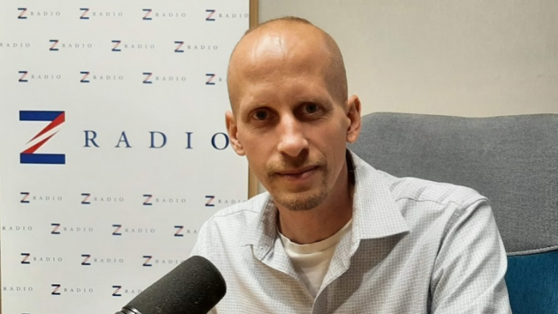 Putin možná podlehl svému vnitřnímu mesianismu a tomu, že právě on vrátí Rusku jeho někdejší velikost, říká novinář Zrno