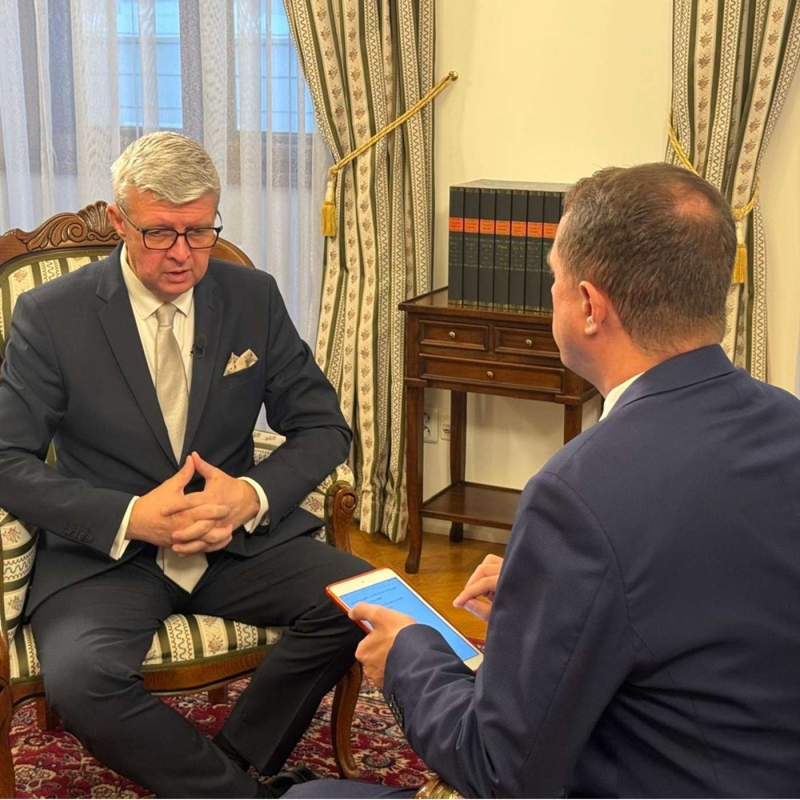 Obrázek epizody Rozdělení postů ve sněmovně, nominace do vlády, noví ústavní soudci (18. 10. 2025) HOST: Karel Havlíček /ANO /