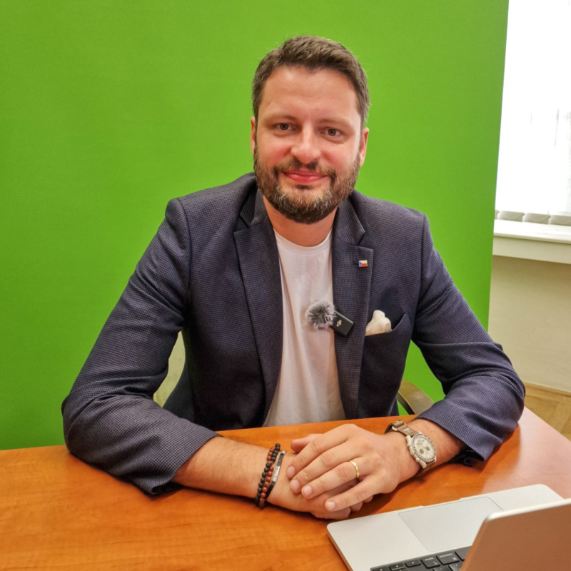 Obrázek epizody Kmotři inkasují miliardy? Předražené armádní zakázky. Co reálně způsobilo blackout? | Čau Praho #140