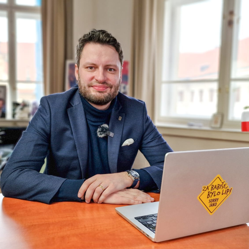 Obrázek epizody Léky zdražují nejvíc v EU. Češi chudnou. Vláda se dál snaží zbavit důchodců. Čau Praho! #73