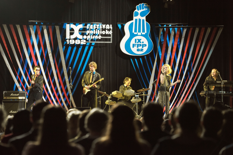 Obrázek epizody Konektor: Malý přehled politicky angažovaných písní těsně před volbami, nový song od Rolling Stones, s Gruppo Salsiccia Za pařezem noha, objev kapely Movement a pár drbů z backstage.