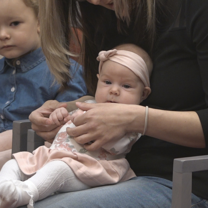 Obrázek epizody Nový benefit pro nově narozené děti.