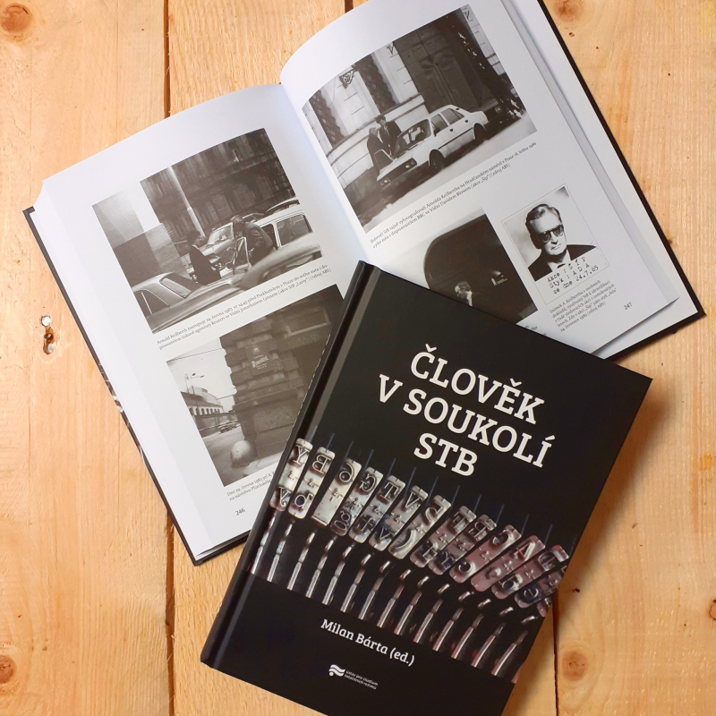 Obrázek epizody ÚSTR podcast ke knize Člověk v soukolí StB s historikem Milanem Bártou