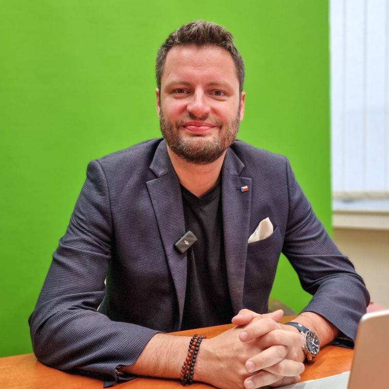 Obrázek epizody Fiala asi zešílel. Miliardy na astronauty do kosmu? Hraje si na světového lídra? | Čau Praho #134