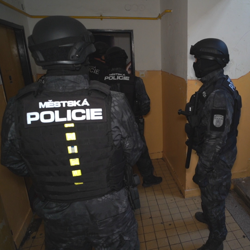 Obrázek epizody Vedení mostecké městské policie vyslalo do sociálně vyloučené lokality známé jako „stovky“ jednotku speciálního nasazení.