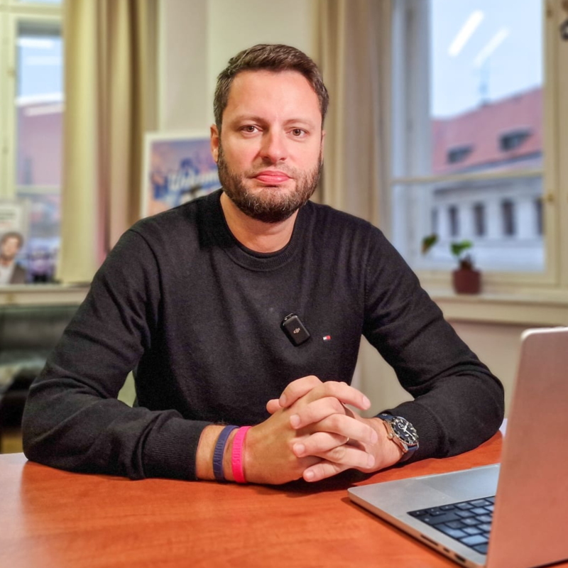 Obrázek epizody Tohle Fialu pěkně naštve. Seznam lží, které se vám nebál říkat přímo do očí. | Čau Praho #109