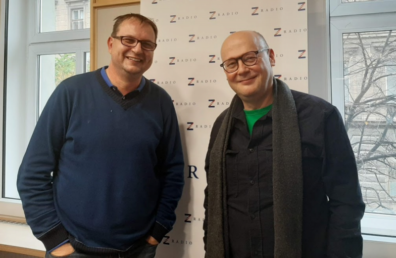 Obrázek epizody Jiří Peňás: Dal jsem si závazek, že každý týden napíšu esejistickou reportáž o nějakém místě. Snažím se o všech místech, kde jsem, něco zajímavého napsat a čím je to místo více okoukané, tím méně mě láká