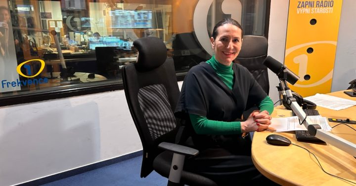 Obrázek epizody Sandra Udženija: U transparentů protestujících jsem se naštvala