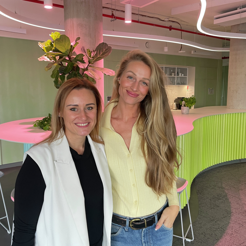 Obrázek epizody "Jakmile vyřešíte úřady a papíry, začíná ta těžší část. Vztahy. Trauma. To, co si nesete z dětství." S Veronikou Kašákovou o tom, co mladí lidé potřebují po odchodu z dětského domova.