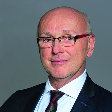 Obrázek epizody Víte jaký je rozdíl mezi instantní platbou a instantní polévkou? Jak běžné takové instantní platby jsou? A jak je možné je využívat třeba při podnikání? Nejenom nad těmito odbornými tématy jsme se v univerzitním podcastu poprvé sešli k rozhovoru ve třech.