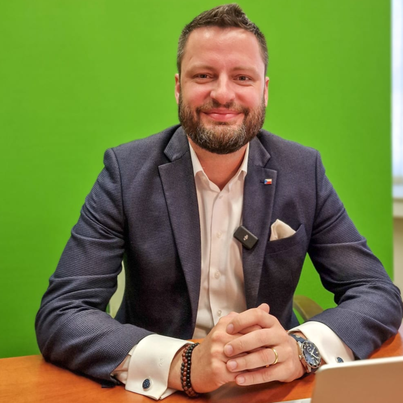 Obrázek epizody Královské pohoštění za 171 milionů. Fiala má skandál. Válek dostal přes prsty. | Čau Praho #132