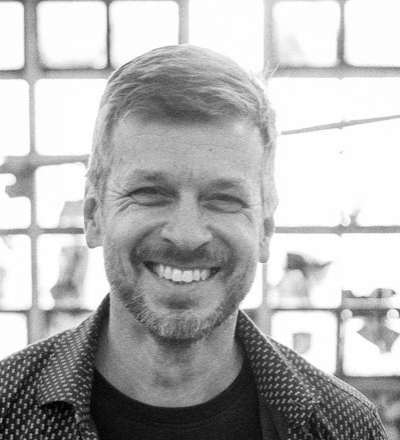 Obrázek epizody Století 21 #37 - Jan Holna - Přál bych českým architektům, aby měli podmínky jako mají architekti jinde v Evropě nebo jako měli architekti u nás za 1. republiky, říká jeden z tvůrců legendární administrativní budovy Filadelfia v pražské Michl