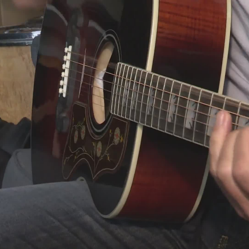 Obrázek epizody Sbírka kytar Janka Ledeckého (zdroj: CNN Prima NEWS)