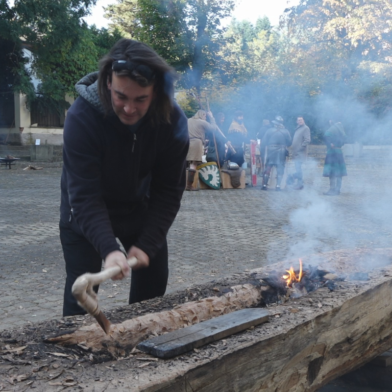 Obrázek epizody V Mostě vzniká unikátním způsobem pravěký člun. Monoxyly se kdysi proháněly i na jezeře pod Krušnými horami