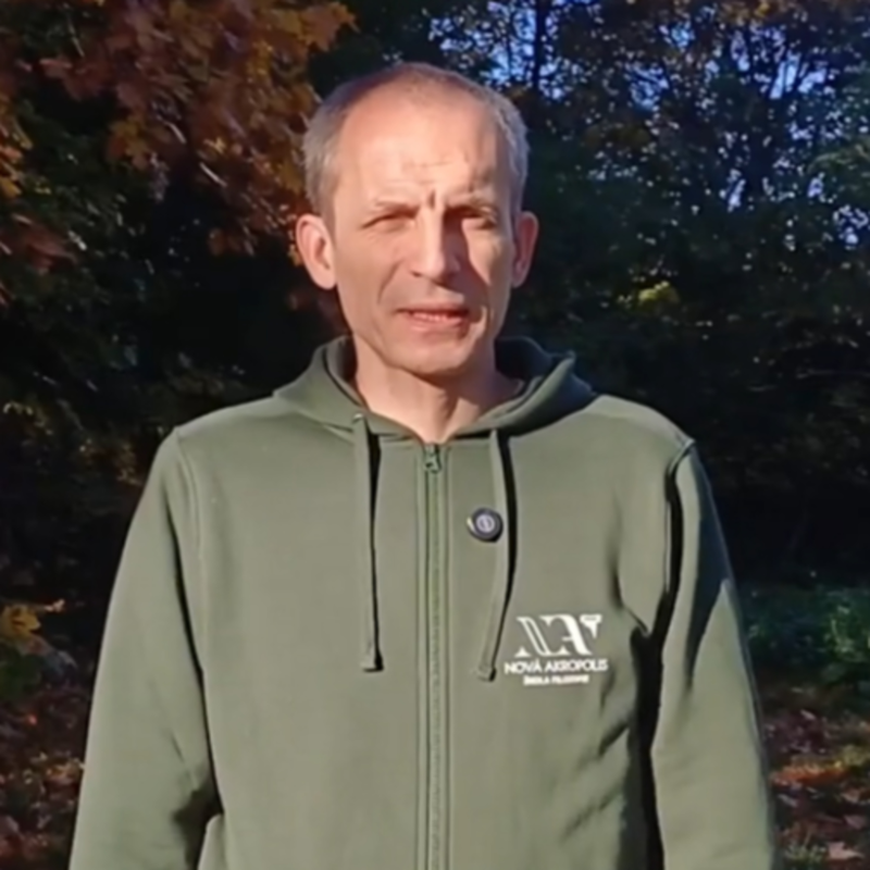 Obrázek epizody #39 Tvůj život, tvoje stopa: Jak žít aktivně a smysluplně | zamyšlení - Světový den filozofie 2025