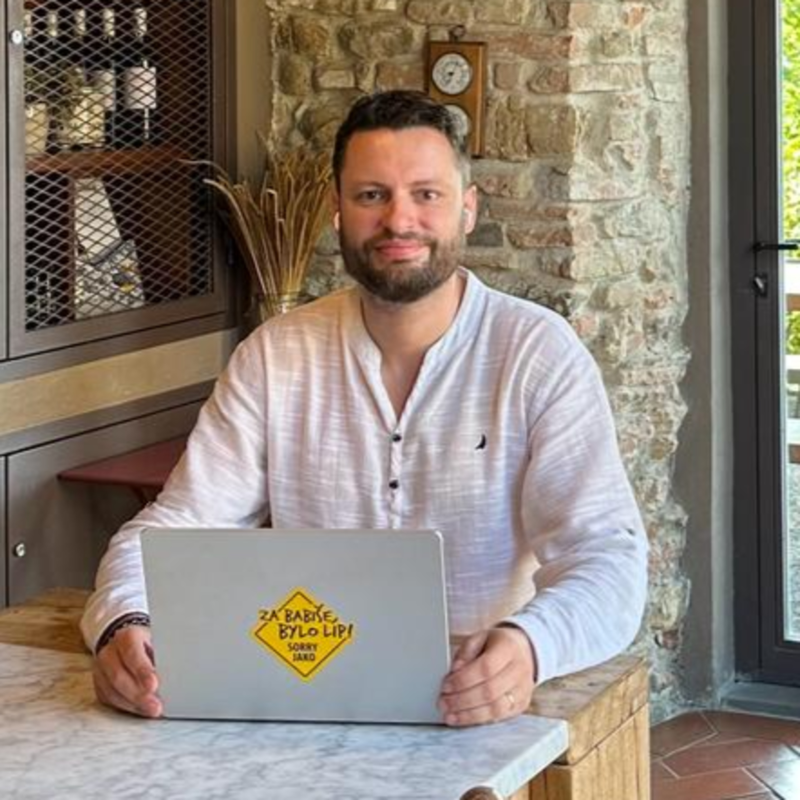 Obrázek epizody Čau Praho! #35: Platy v ČR klesají nejvíc z EU. Rušení rodných čísel za miliardy. Česká pošta.