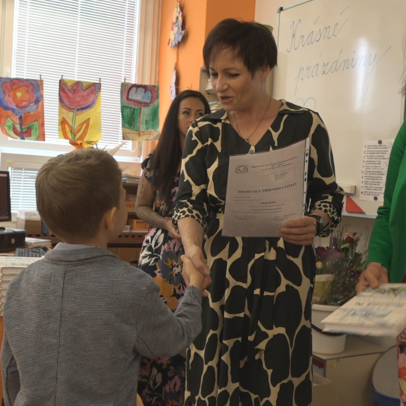 Obrázek epizody Děti dostaly vysvědčení.