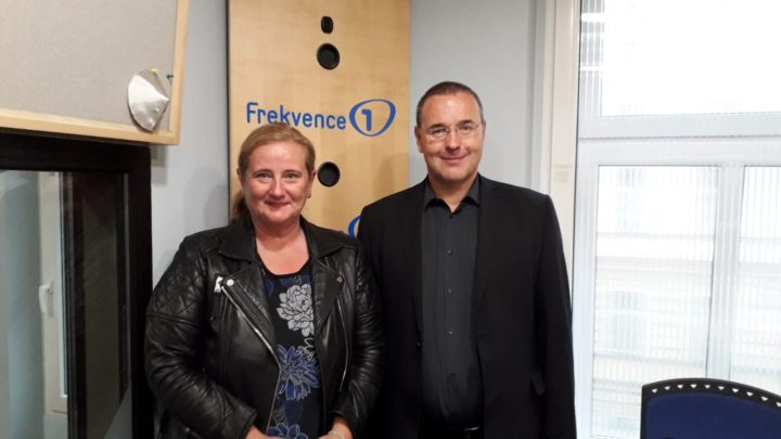 Obrázek epizody Miroslav Sklenář: Přesná definice neexistuje. Bylo by ale třeba rozlišit státní pohřeb Václava Havla a státní pohřeb Karla Gotta