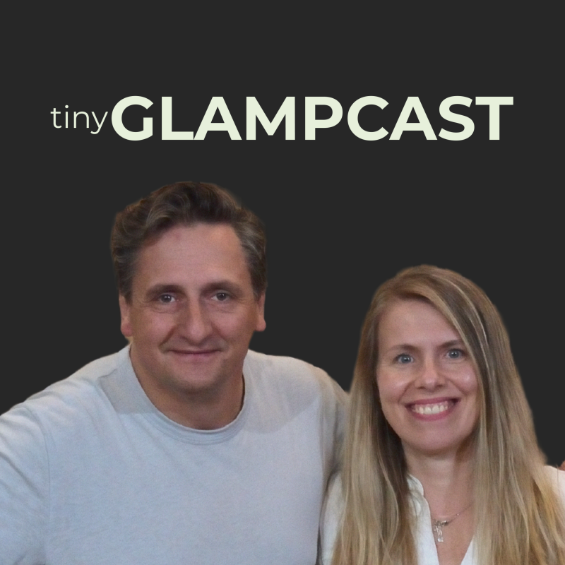 Obrázek epizody Nikola Gavendová: z modelingu do tiny housu, mezi slepice a blíž k sobě | tinyGLAMPCAST ep. 39