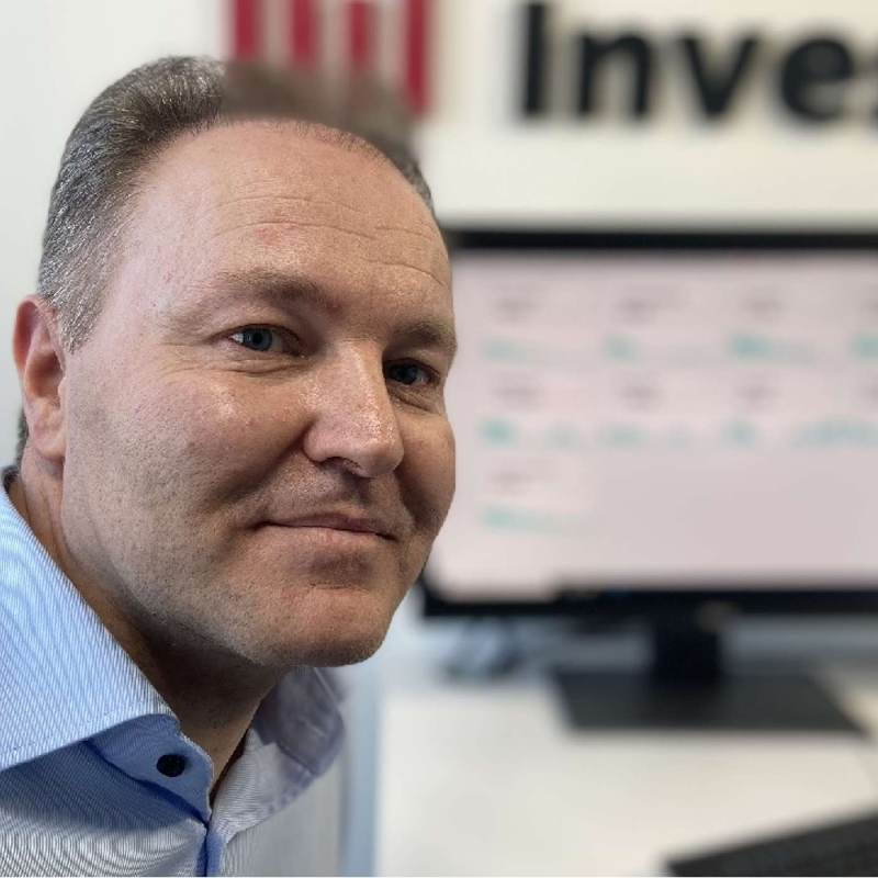 Obrázek epizody Pavel Hadroušek (Fio banka): Léto na burze zatím odpovídá historickým vzorcům a trh sází na vrchol sazeb v USA. Inflace se ale na cíle centrálních bank hned tak nevrátí, zajímavé mohou být akcie těžebních firem