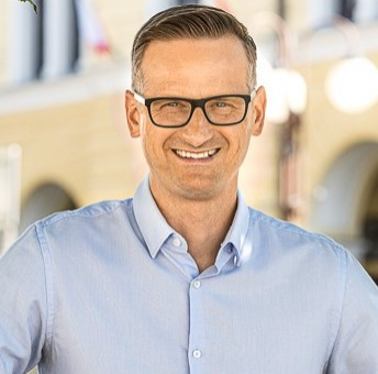 Obrázek epizody "Když jsem poprvé mluvil k plénu Poslanecké sněmovny, snad jsem prodělal i malý infarkt," směje se poslanec a bývalý skokan na lyžích Jakub Janda